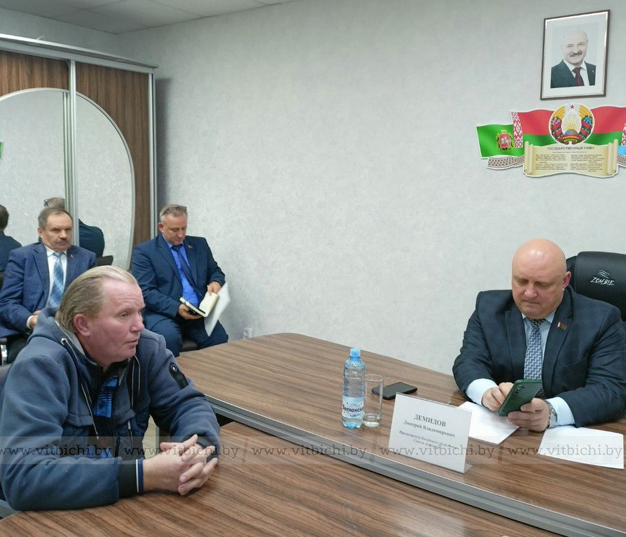 Холодные трубы, покосившийся забор: что беспокоило витебчан на приеме у Дмитрия Демидова